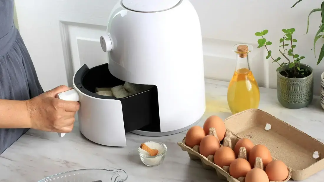 Luftig og gylden æggestand tilberedt i en airfryer.