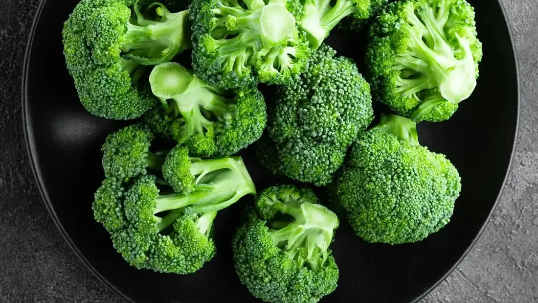 Lækker og sprød broccoli tilberedt i en airfryer.