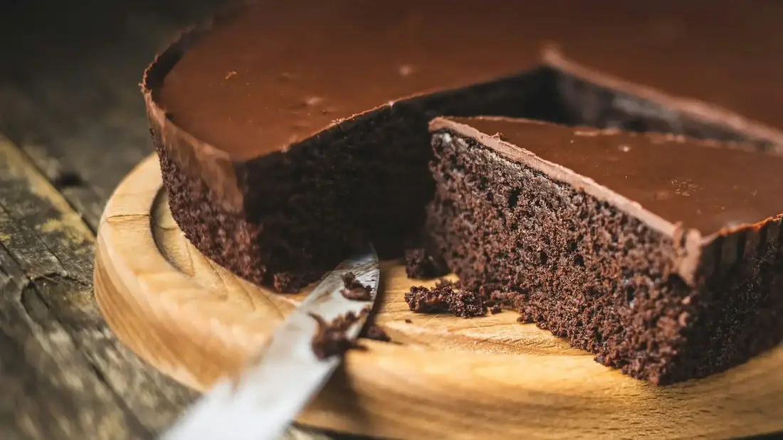 En saftig chokoladekage bagt i airfryer