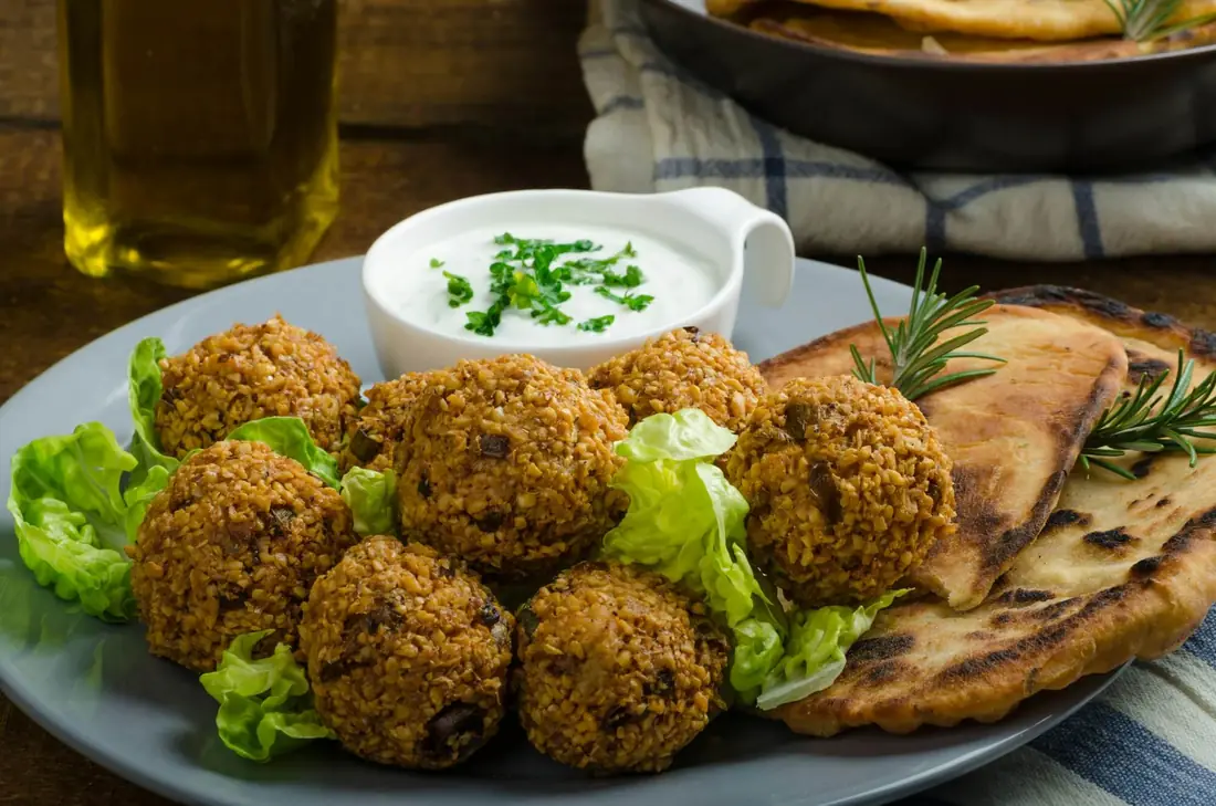Sprøde gyldne falafler tilberedt i en airfryer