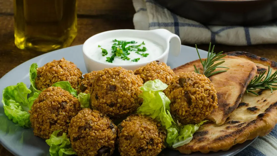 Sprøde gyldne falafler tilberedt i en airfryer
