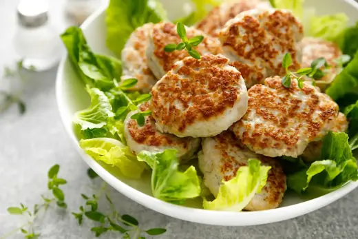 Frikadeller tilberedt i airfryer, serveret med sprød skorpe.