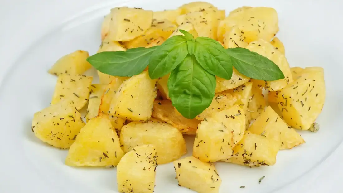 Sprøde kartoffeltern tilberedt i en airfryer på en serveringsplade.