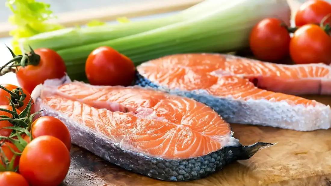 Laksekoteletter i airfryer præsenteret på en moderne tallerken