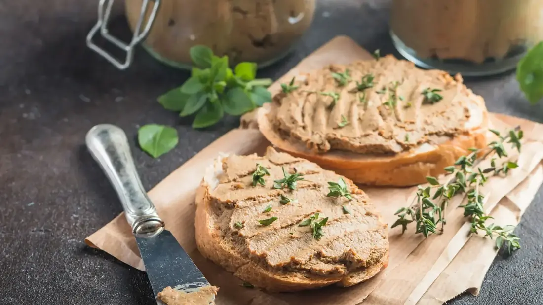 Sprød leverpostej tilberedt i airfryer på en lys baggrund