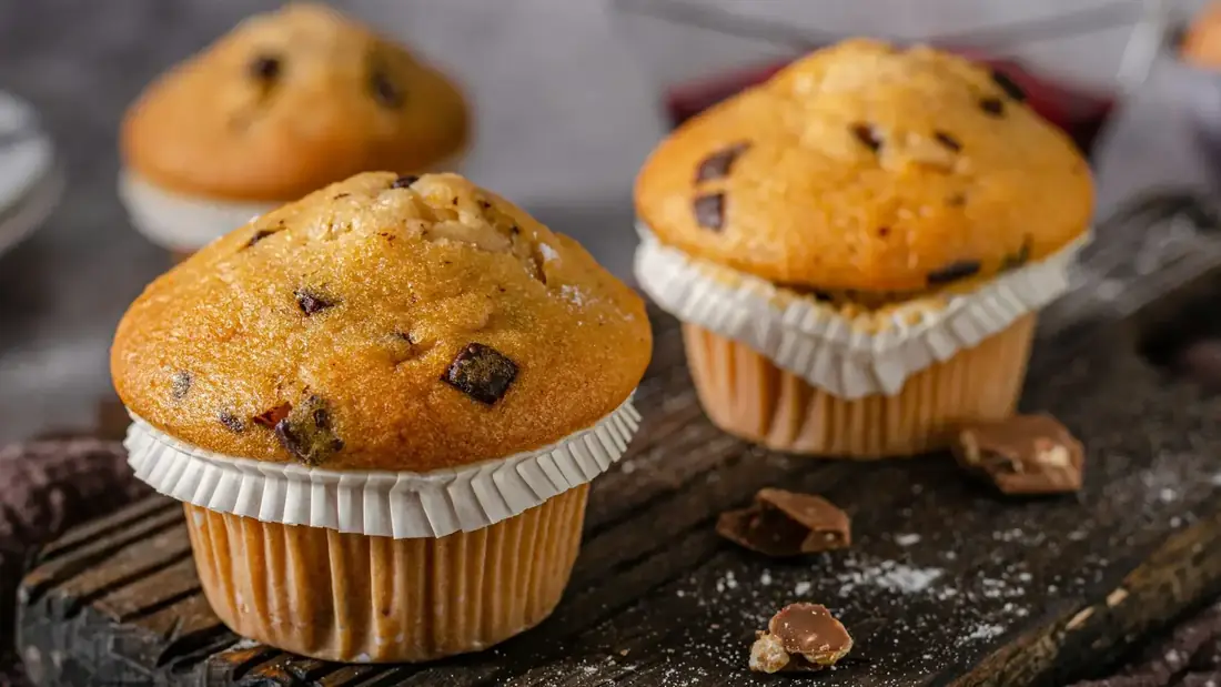 Friskbagte muffins i en airfryer, gyldne og lækre.