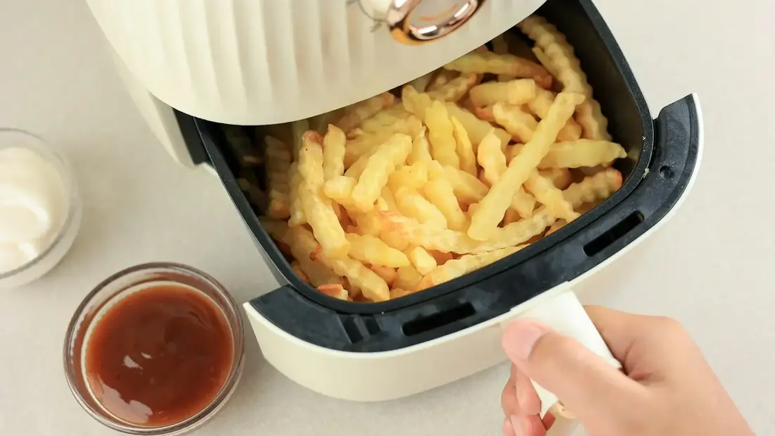 Gyldne og sprøde pommes frites lavet i airfryer